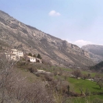 à l\'entrée des gorges du riou le village_